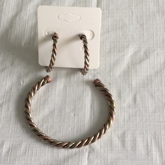 Gold and Silver colored Twisted Rope Bracelet - Picture 1 of 6